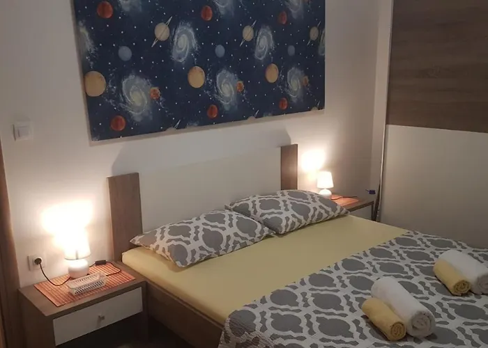Orange Brist Apartment